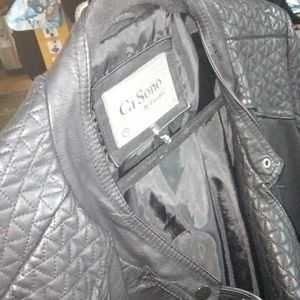 Iam selling my mom's old coats she's going here old coats and she don't want thi